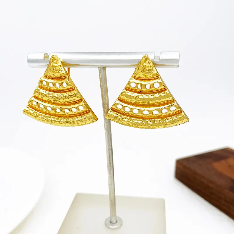 Rings, necklace, bracelet and earrings, rings, necklace, bracelet and earrings.