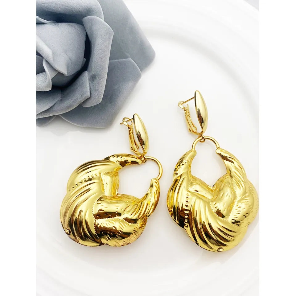 Rings, necklace, bracelet and earrings, rings, necklace, bracelet and earrings.