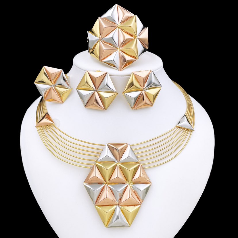 Rings, necklace, bracelet and earrings, rings, necklace, bracelet and earrings.