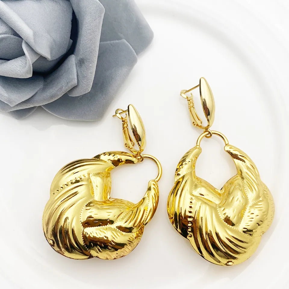 Rings, necklace, bracelet and earrings, rings, necklace, bracelet and earrings.