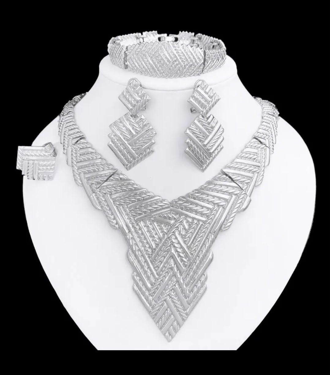 Rings, necklace, bracelet and earrings, rings, necklace, bracelet and earrings.