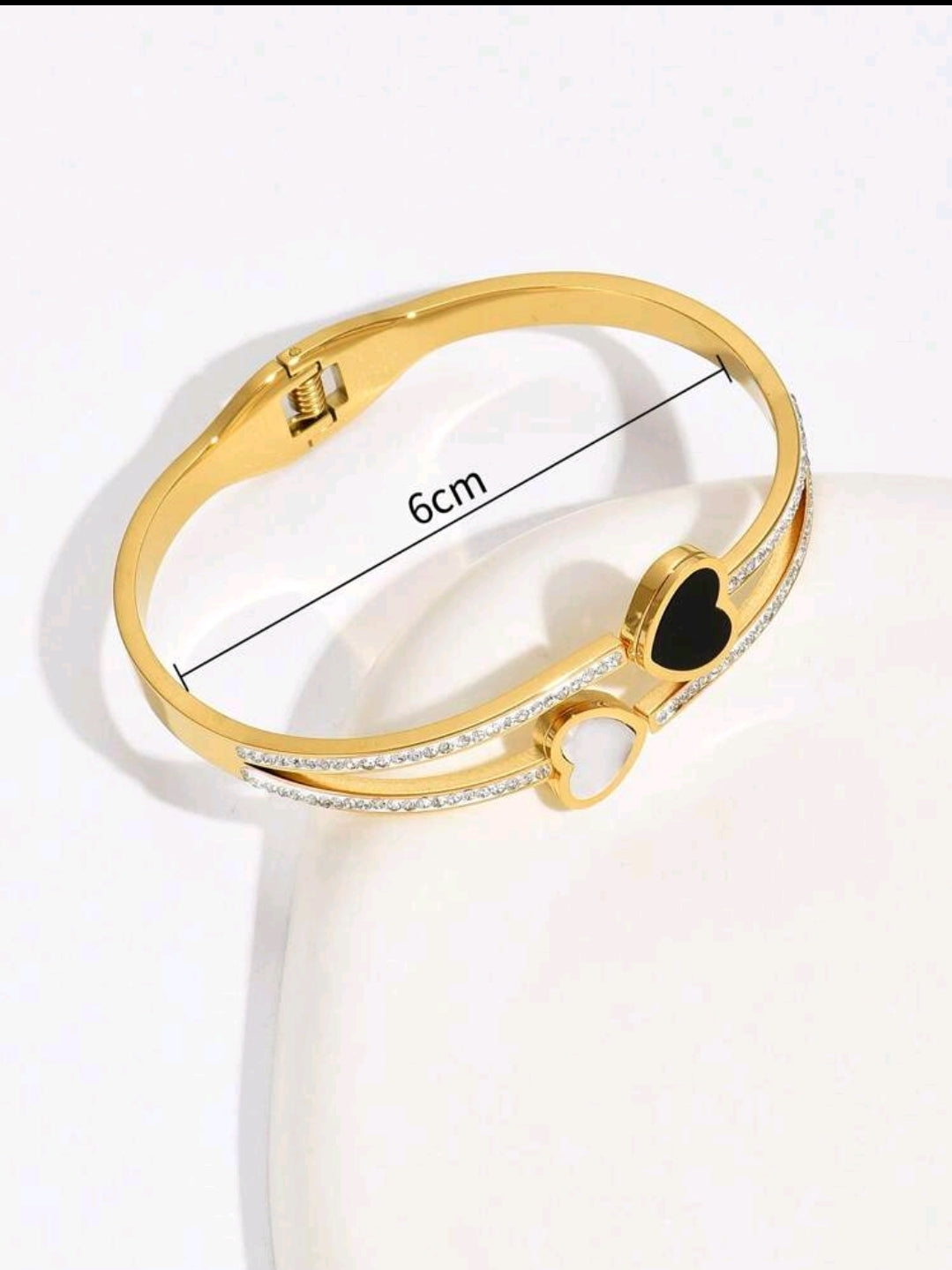Rings, necklace, bracelet and earrings, rings, necklace, bracelet and earrings.