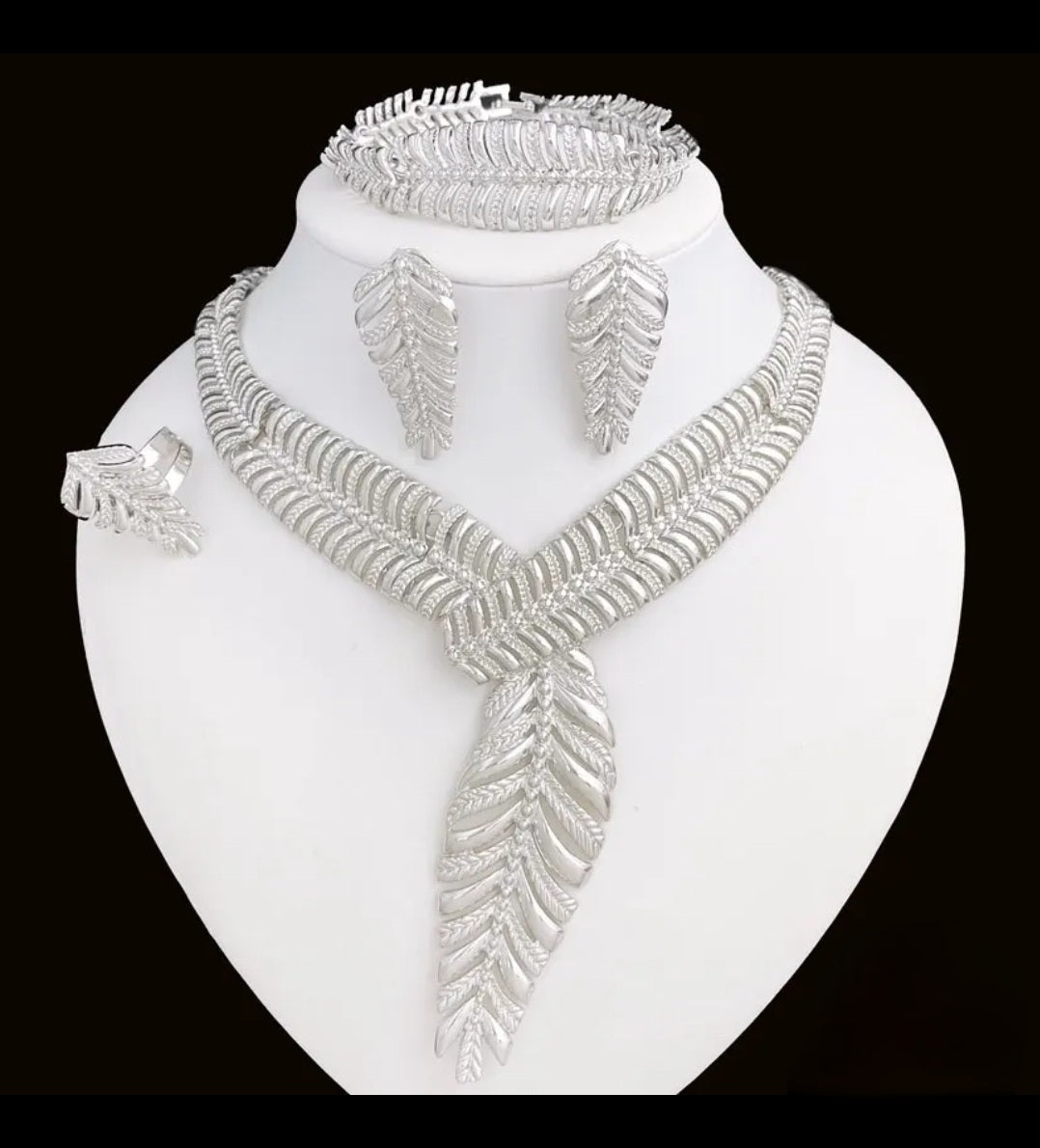 Rings, necklace, bracelet and earrings, rings, necklace, bracelet and earrings.