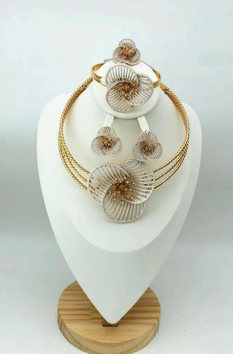 Rings, necklace, bracelet and earrings, rings, necklace, bracelet and earrings.