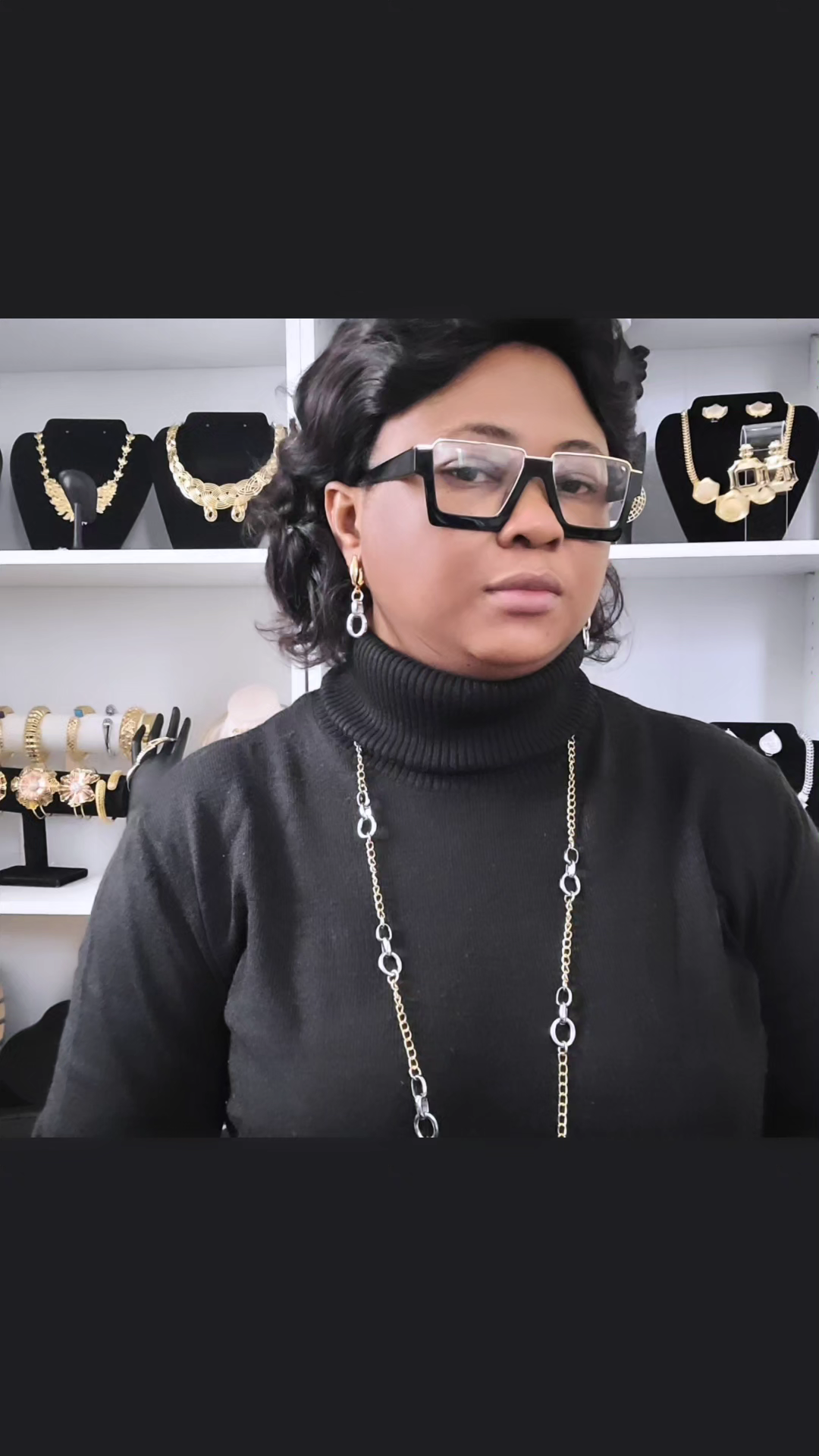 Rings, necklace, bracelet and earrings, rings, necklace, bracelet and earrings.