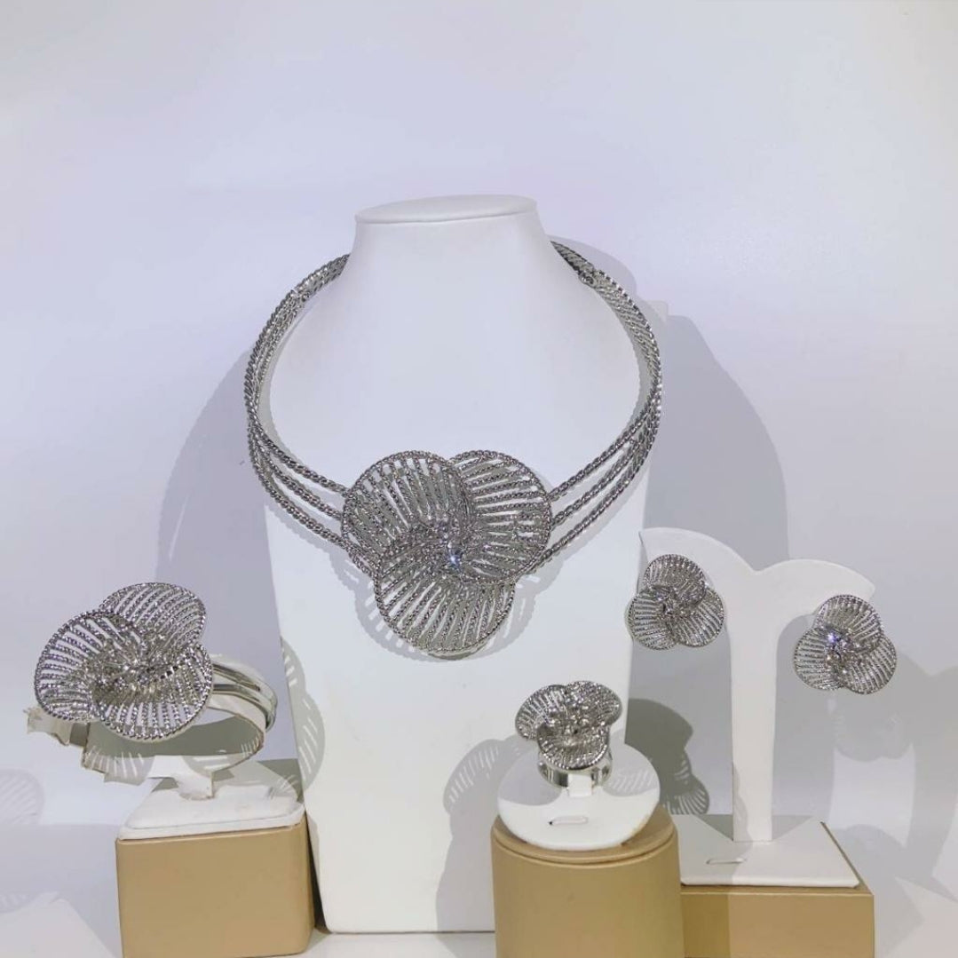 Rings, necklace, bracelet and earrings, rings, necklace, bracelet and earrings.