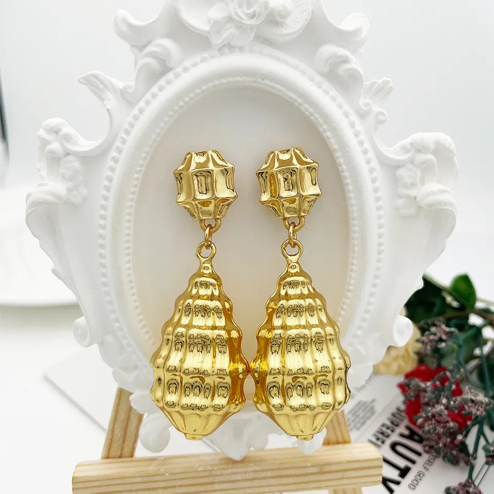 Rings, necklace, bracelet and earrings, rings, necklace, bracelet and earrings.