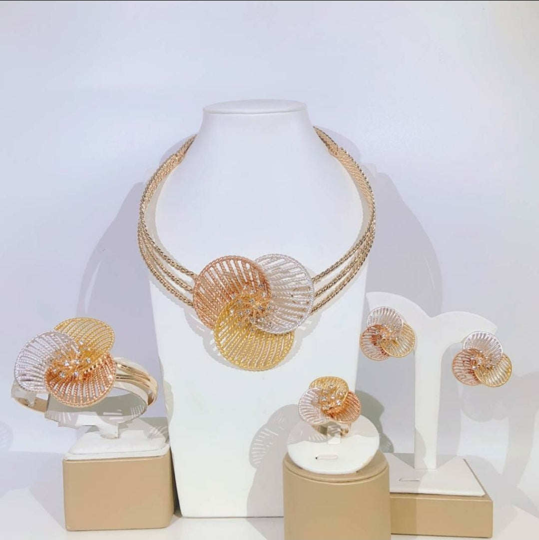 Rings, necklace, bracelet and earrings, rings, necklace, bracelet and earrings.