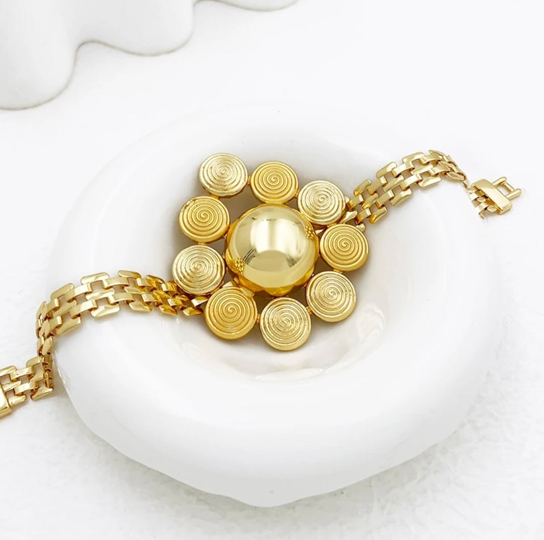 Rings, necklace, bracelet and earrings, rings, necklace, bracelet and earrings.