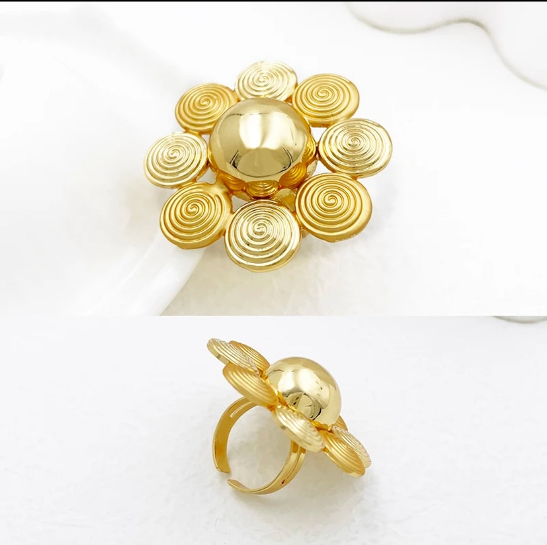 Rings, necklace, bracelet and earrings, rings, necklace, bracelet and earrings.