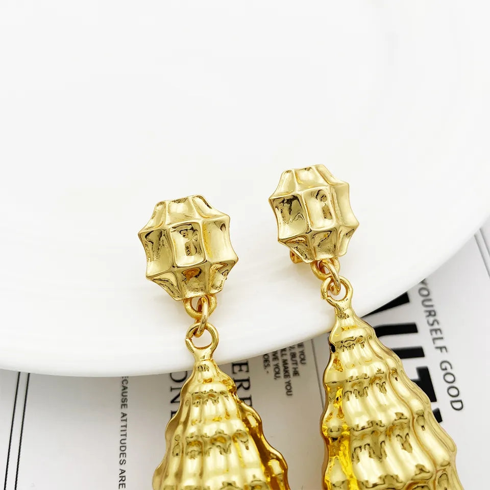 Rings, necklace, bracelet and earrings, rings, necklace, bracelet and earrings.