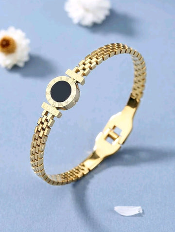 Rings, necklace, bracelet and earrings, rings, necklace, bracelet and earrings.