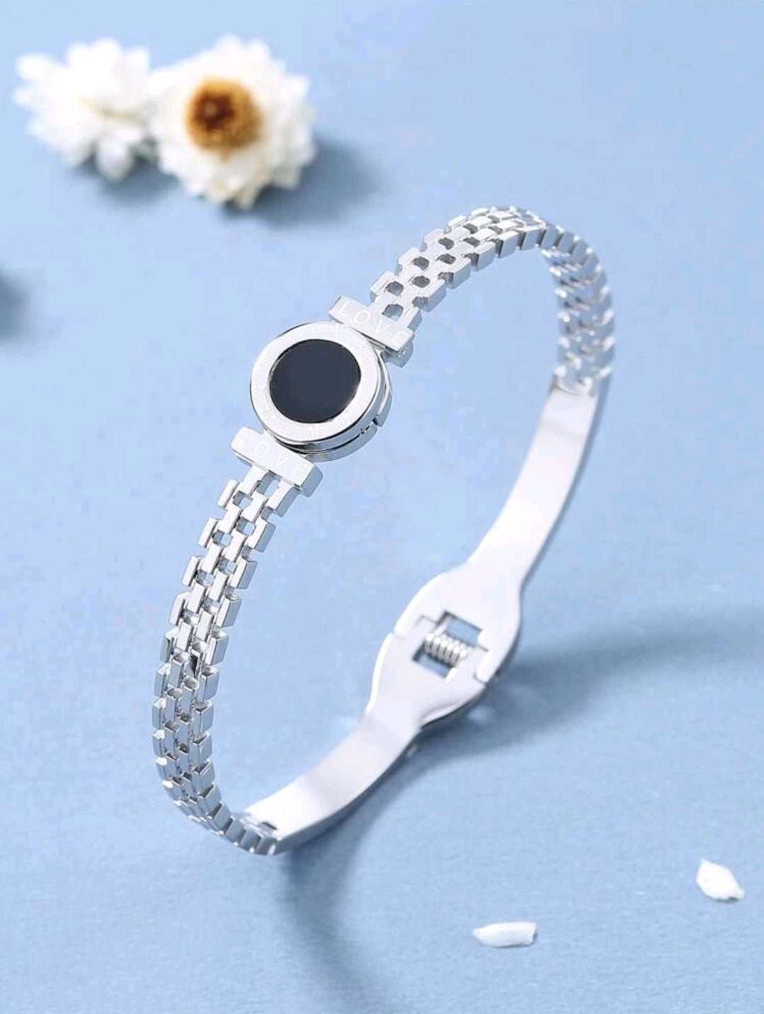 Rings, necklace, bracelet and earrings, rings, necklace, bracelet and earrings.
