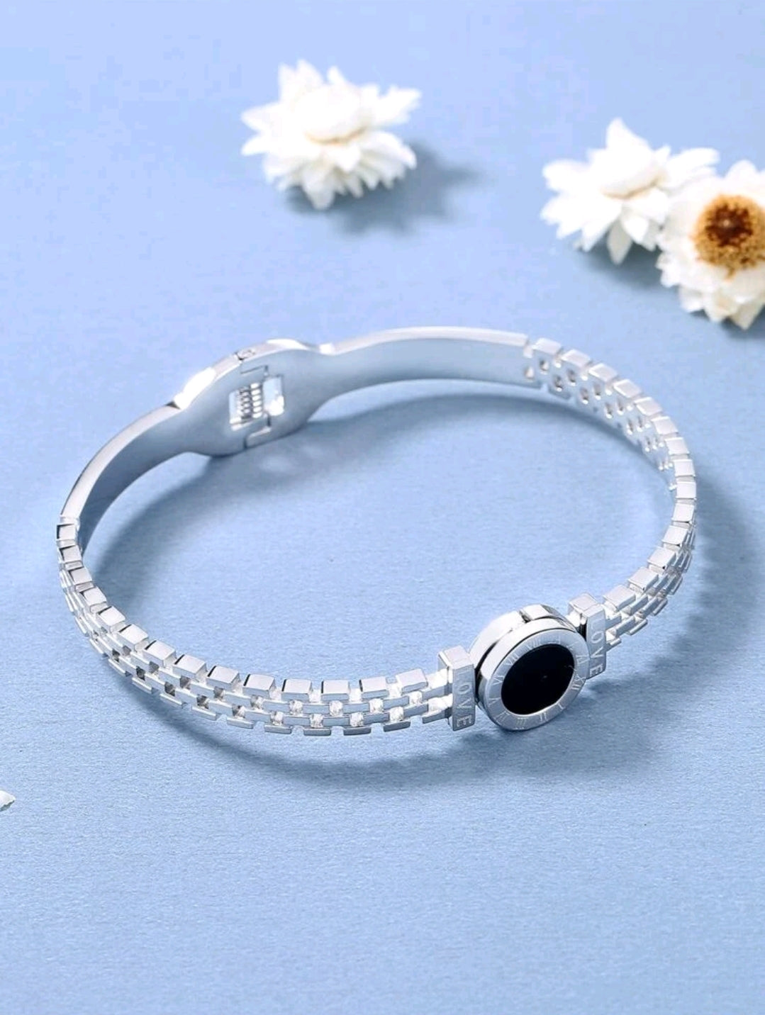Rings, necklace, bracelet and earrings, rings, necklace, bracelet and earrings.