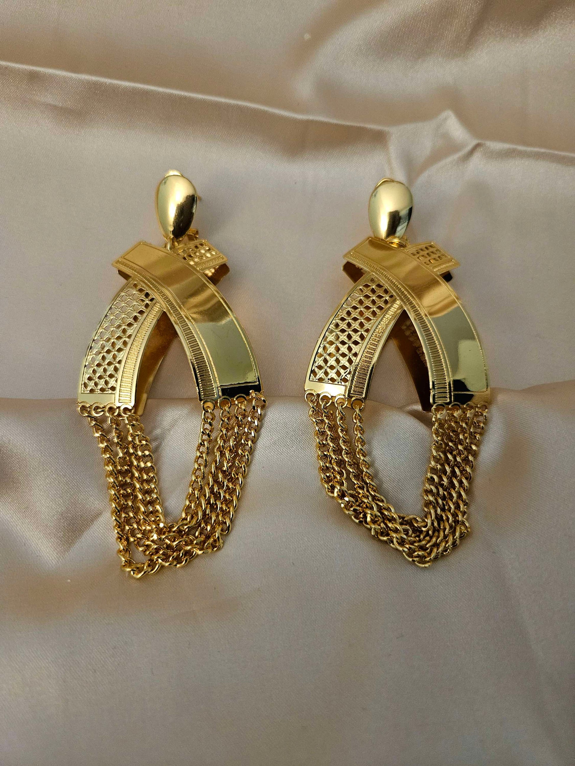 Rings, necklace, bracelet and earrings, rings, necklace, bracelet and earrings.