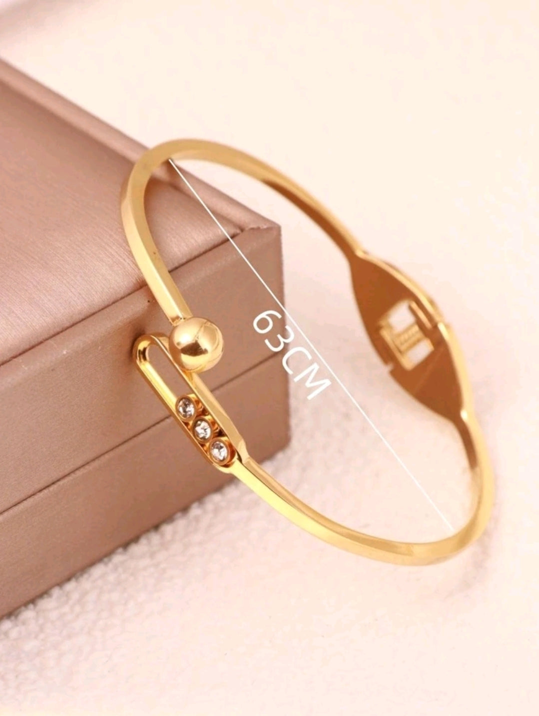 Rings, necklace, bracelet and earrings, rings, necklace, bracelet and earrings.