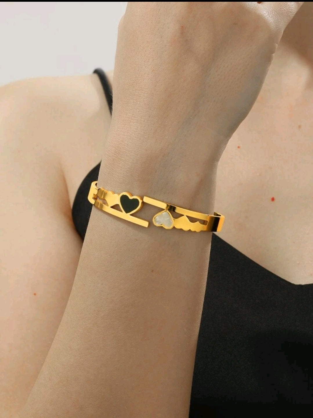 Rings, necklace, bracelet and earrings, rings, necklace, bracelet and earrings.
