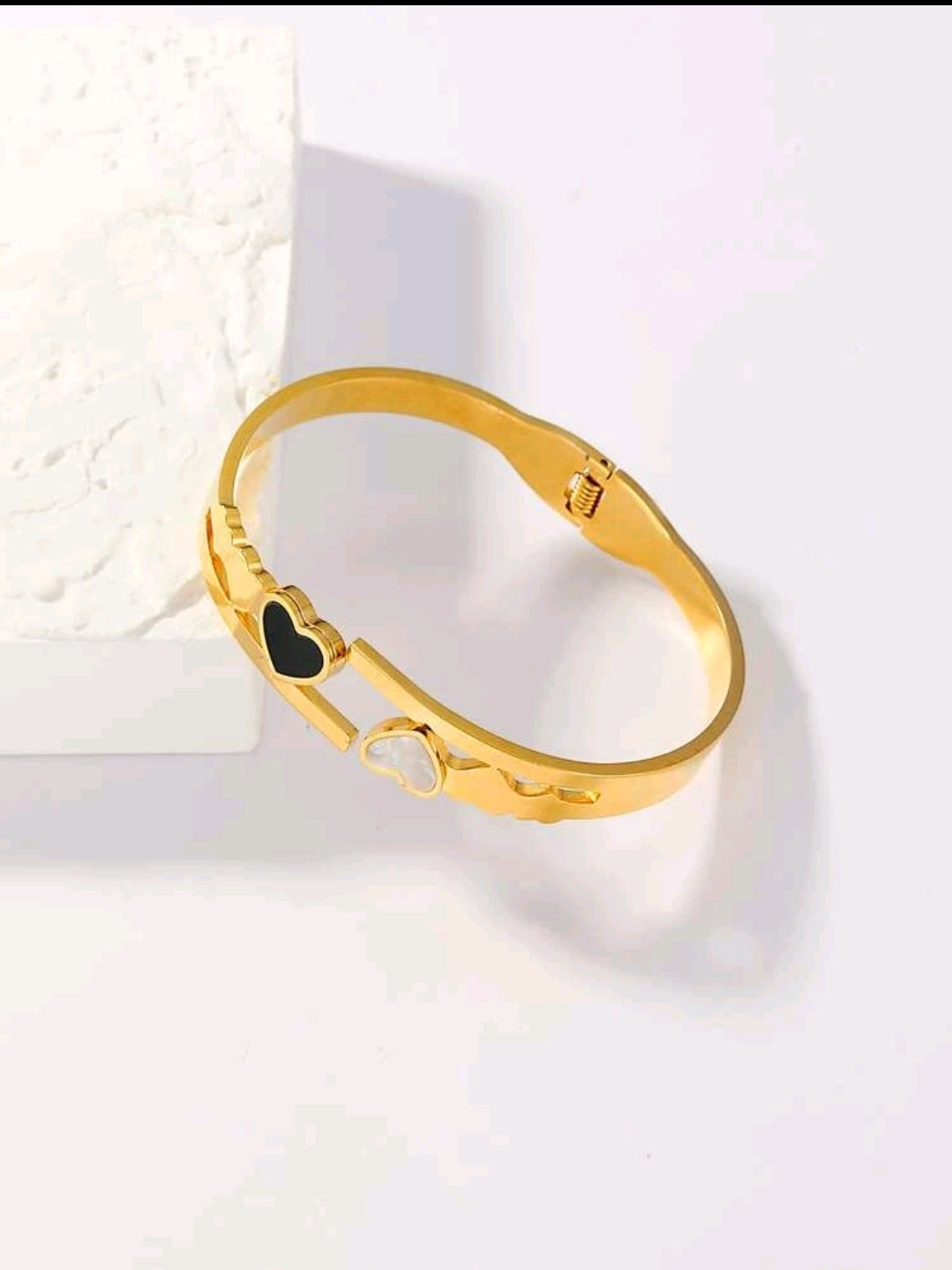 Rings, necklace, bracelet and earrings, rings, necklace, bracelet and earrings.