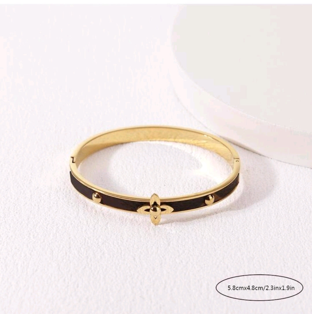 Rings, necklace, bracelet and earrings, rings, necklace, bracelet and earrings.