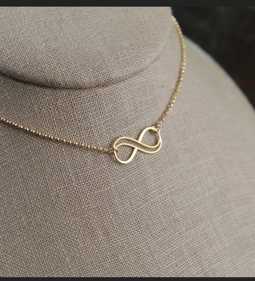 Rings, necklace, bracelet and earrings, rings, necklace, bracelet and earrings.