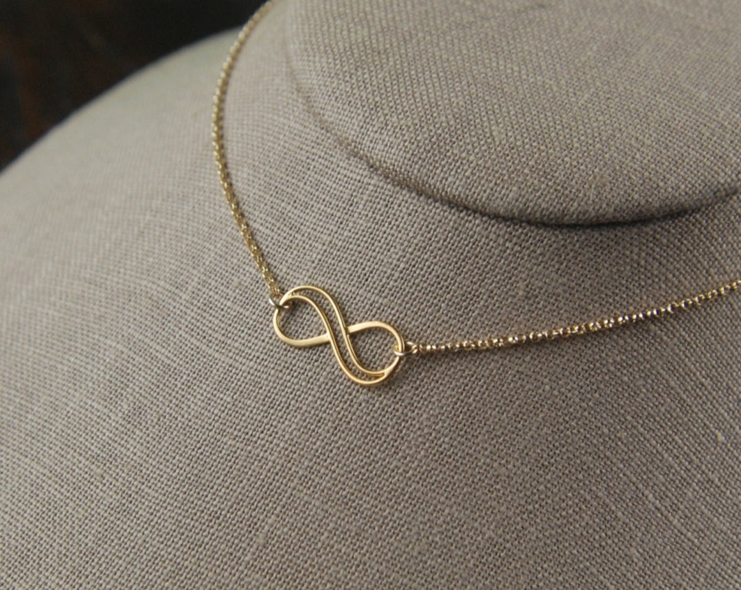 Rings, necklace, bracelet and earrings, rings, necklace, bracelet and earrings.