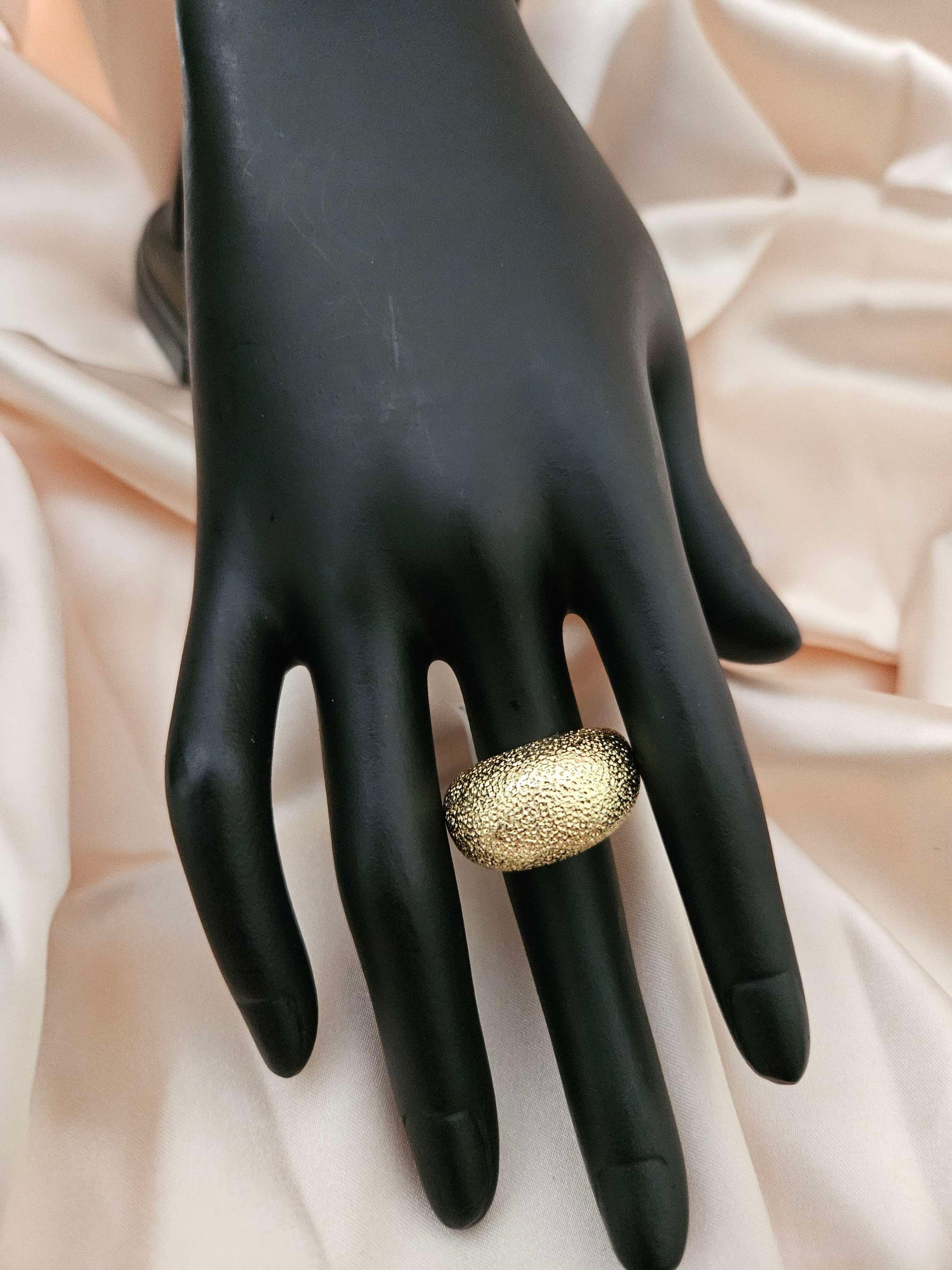 Rings, necklace, bracelet and earrings, rings, necklace, bracelet and earrings.