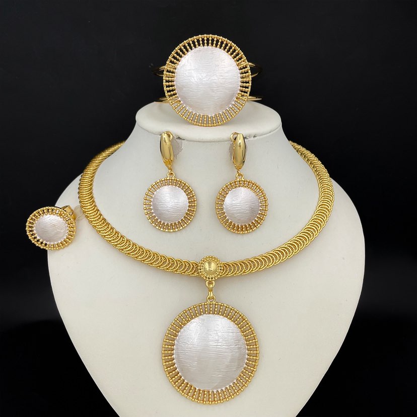Rings, necklace, bracelet and earrings, rings, necklace, bracelet and earrings.