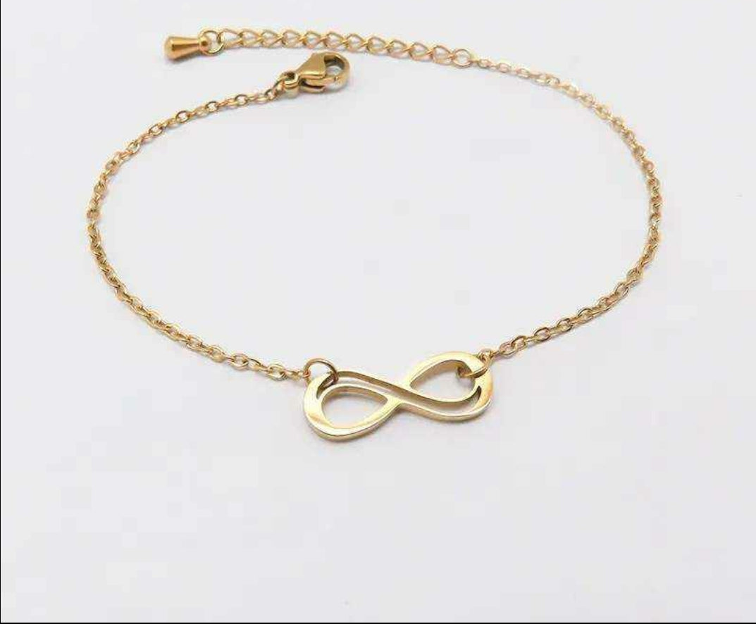 Rings, necklace, bracelet and earrings, rings, necklace, bracelet and earrings.