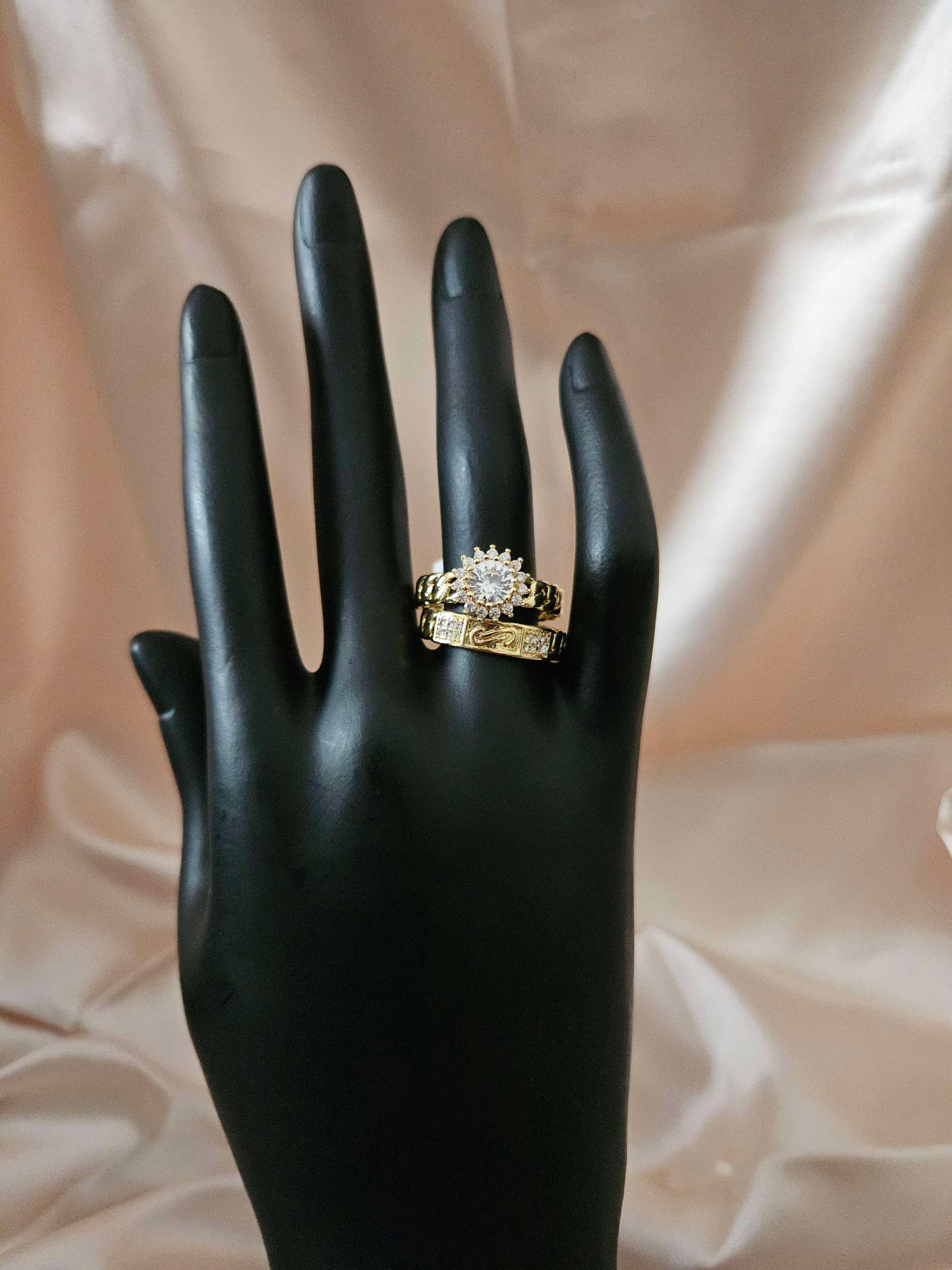 Rings, necklace, bracelet and earrings, rings, necklace, bracelet and earrings.