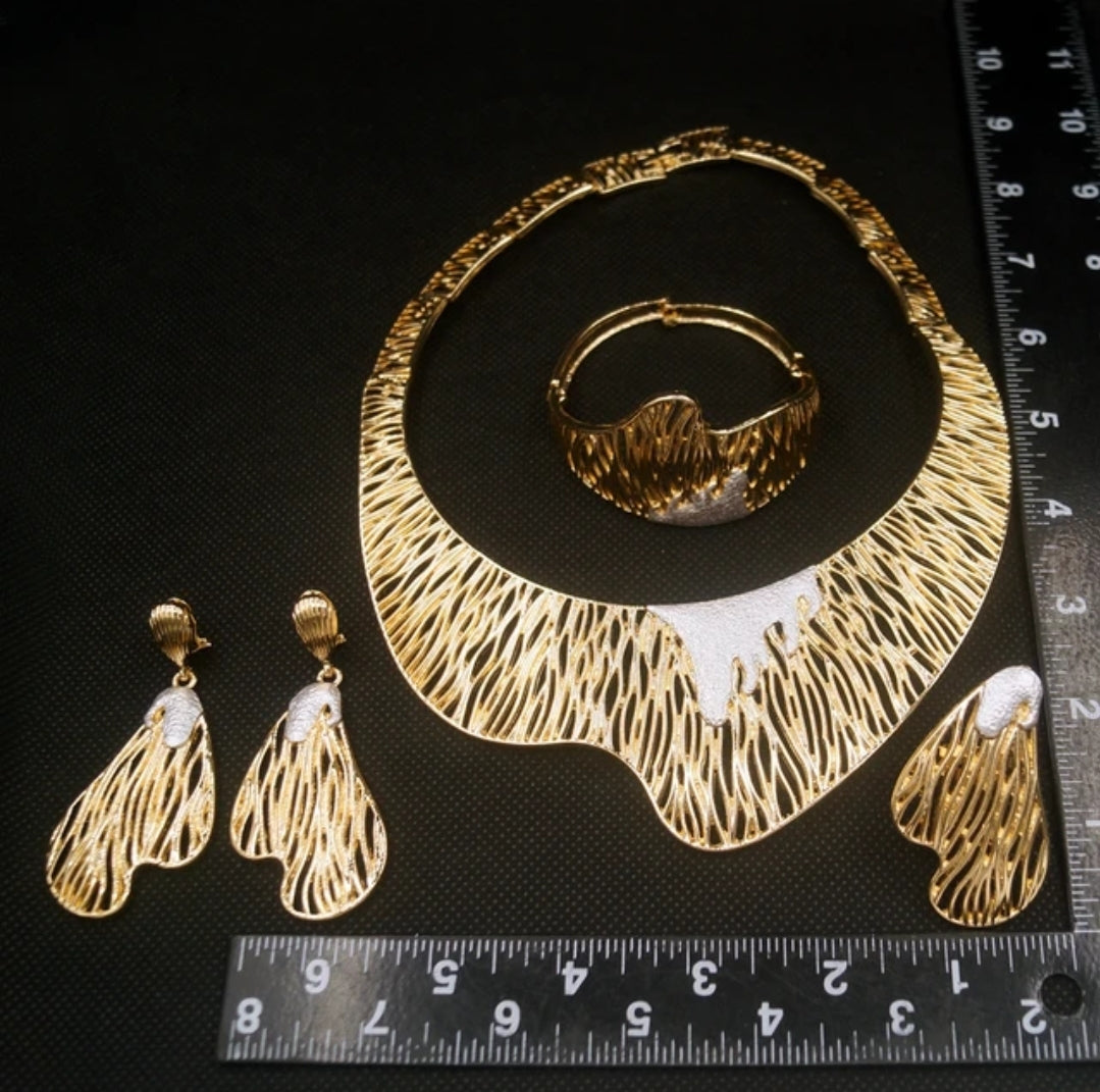 Rings, necklace, bracelet and earrings, rings, necklace, bracelet and earrings.