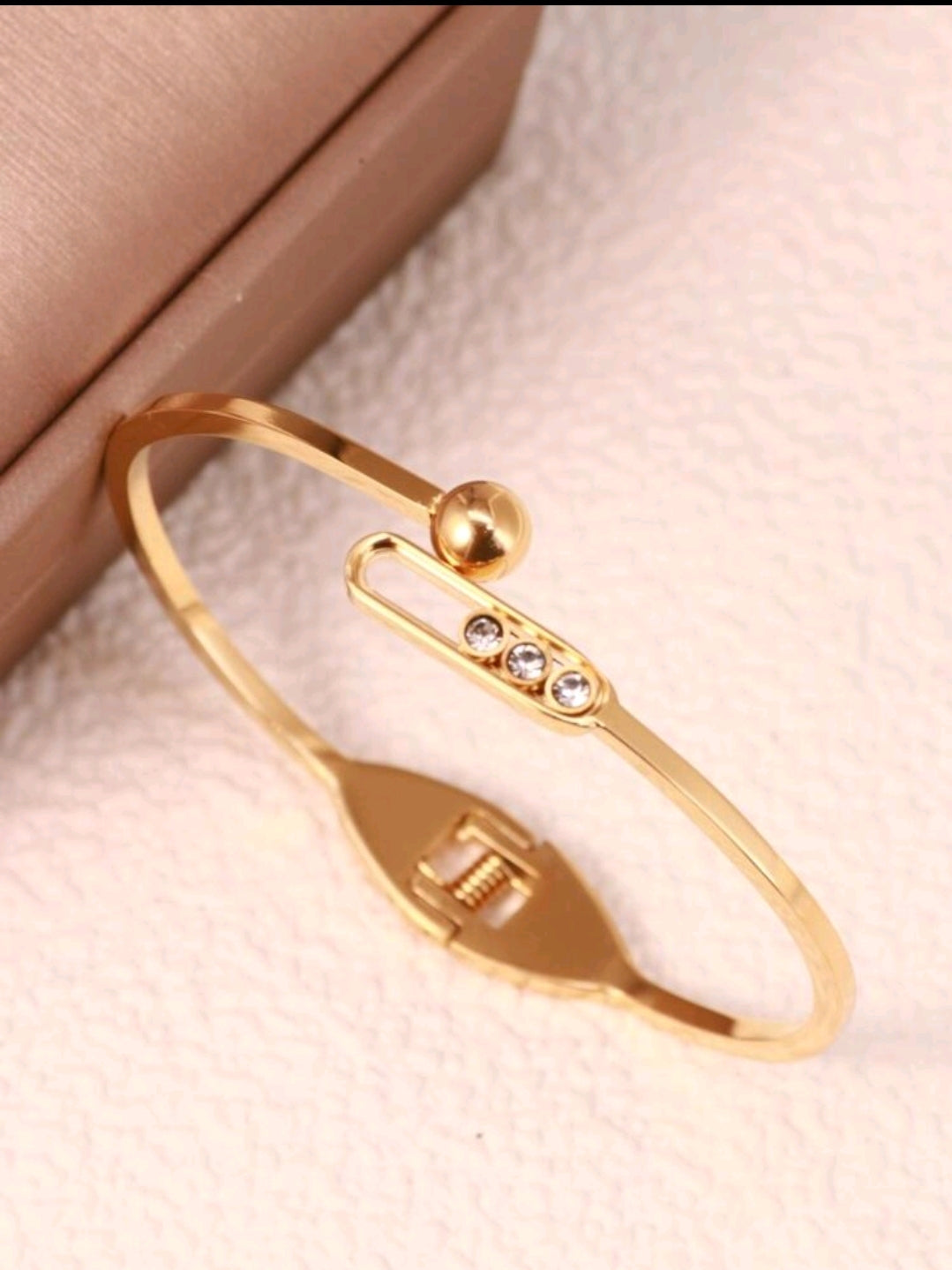 Rings, necklace, bracelet and earrings, rings, necklace, bracelet and earrings.
