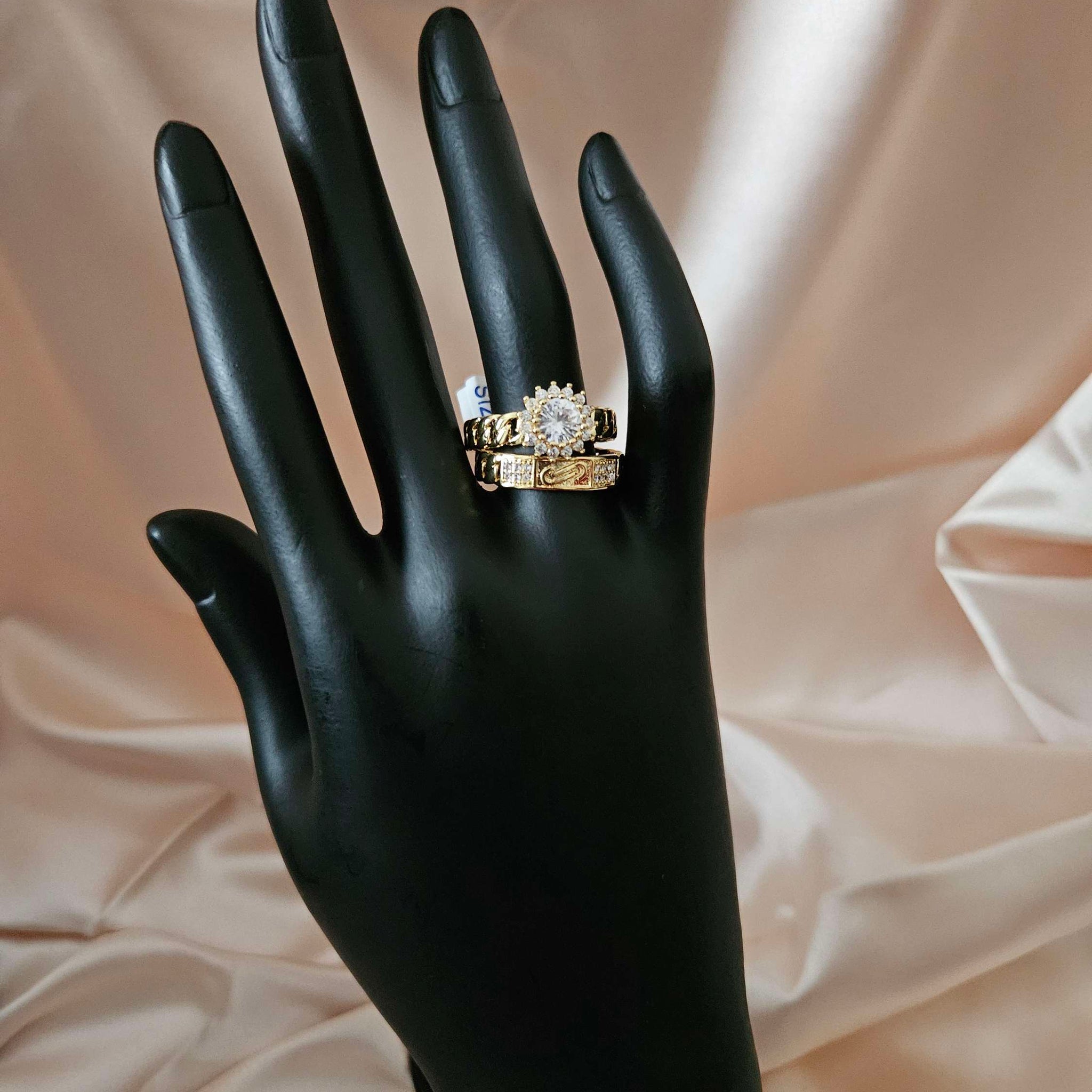 Rings, necklace, bracelet and earrings, rings, necklace, bracelet and earrings.