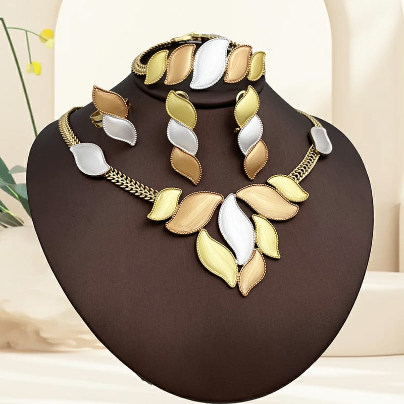 Rings, necklace, bracelet and earrings, rings, necklace, bracelet and earrings.
