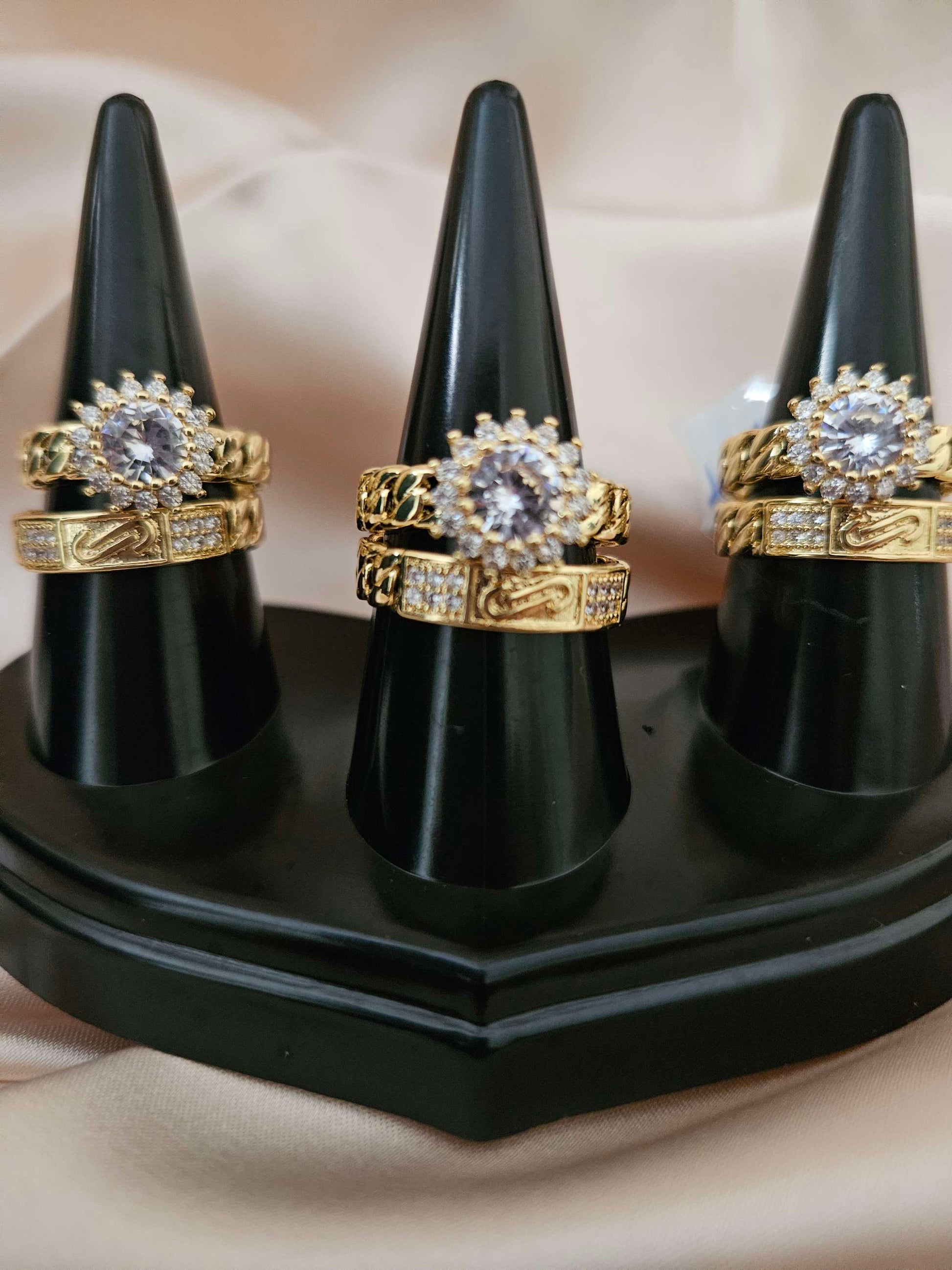 Rings, necklace, bracelet and earrings, rings, necklace, bracelet and earrings.
