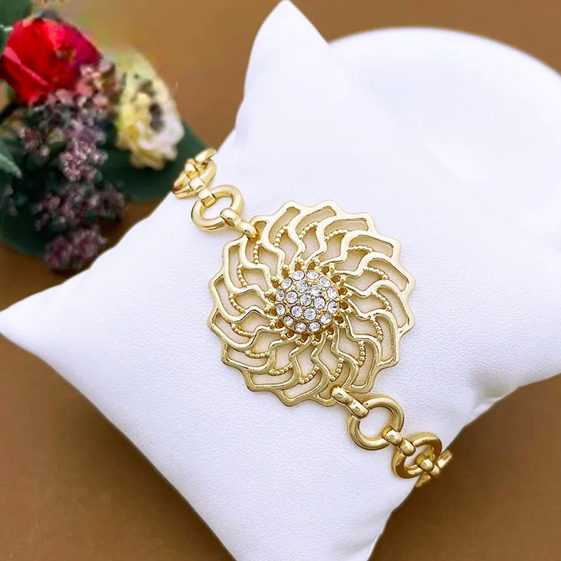 Rings, necklace, bracelet and earrings, rings, necklace, bracelet and earrings.