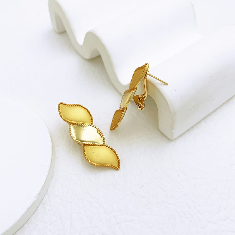 Rings, necklace, bracelet and earrings, rings, necklace, bracelet and earrings.