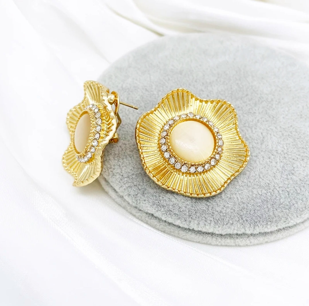 Rings, necklace, bracelet and earrings, rings, necklace, bracelet and earrings.
