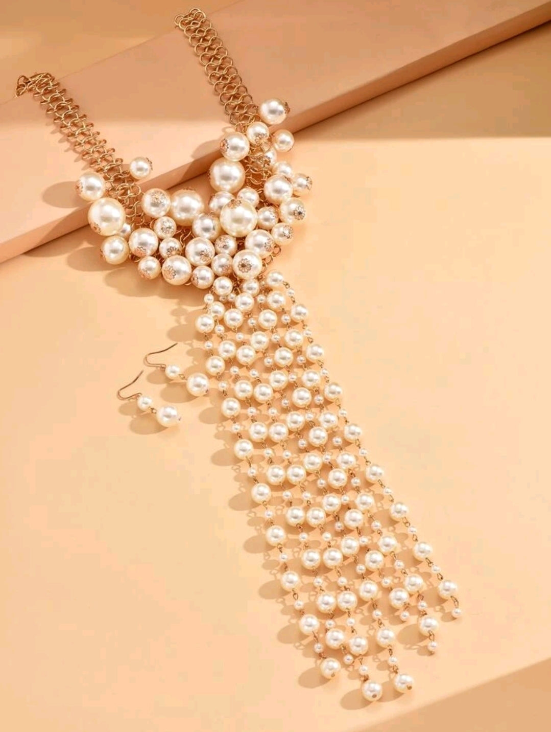 Rings, necklace, bracelet and earrings, rings, necklace, bracelet and earrings.