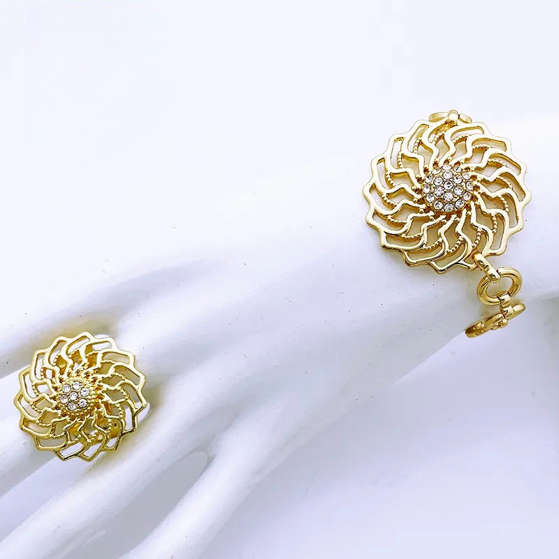Rings, necklace, bracelet and earrings, rings, necklace, bracelet and earrings.