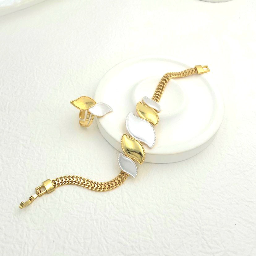 Rings, necklace, bracelet and earrings, rings, necklace, bracelet and earrings.