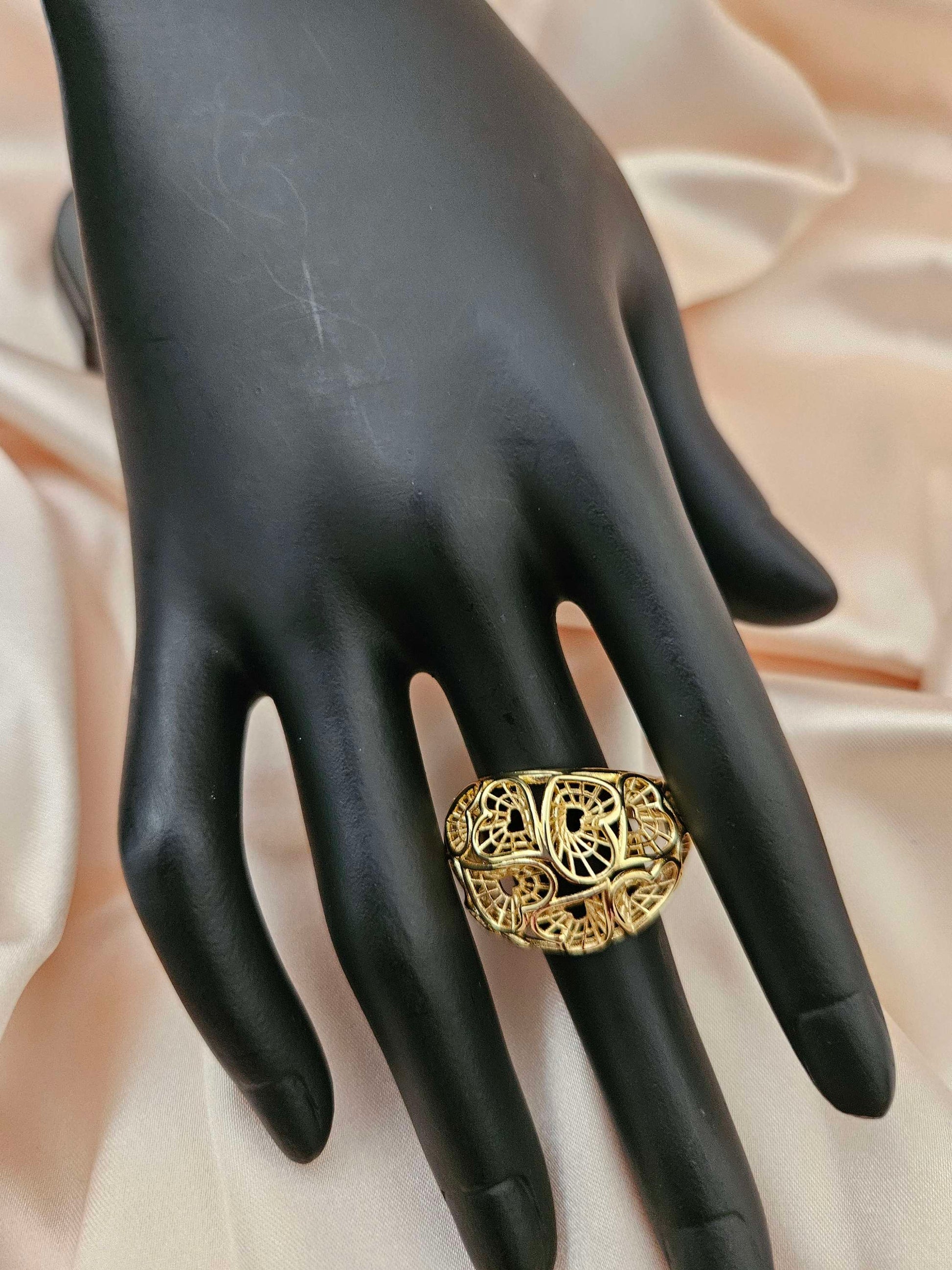 Rings, necklace, bracelet and earrings, rings, necklace, bracelet and earrings.