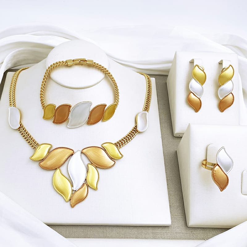 Rings, necklace, bracelet and earrings, rings, necklace, bracelet and earrings.