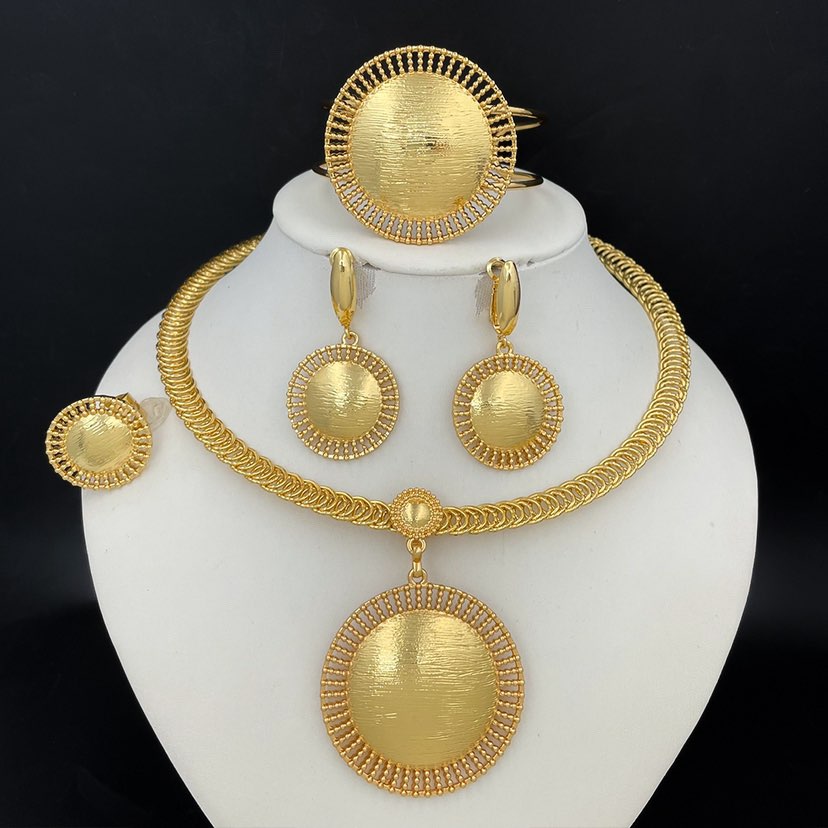 Rings, necklace, bracelet and earrings, rings, necklace, bracelet and earrings.