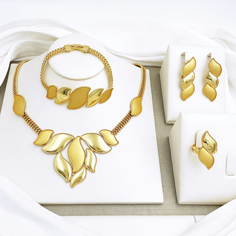 Rings, necklace, bracelet and earrings, rings, necklace, bracelet and earrings.