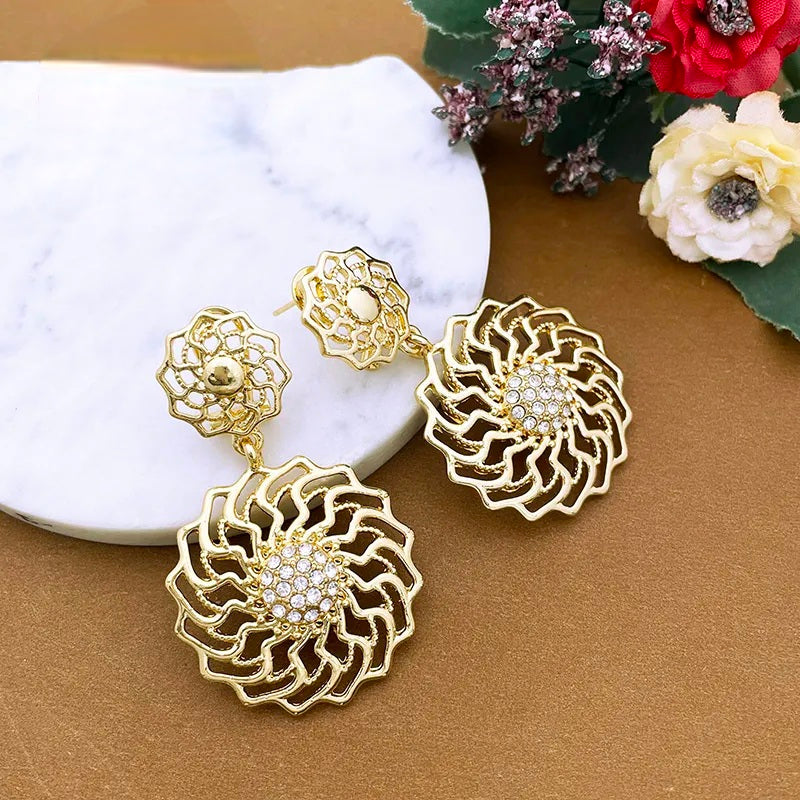 Rings, necklace, bracelet and earrings, rings, necklace, bracelet and earrings.