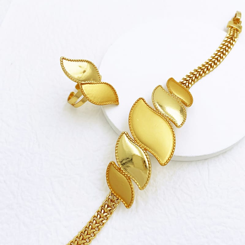 Rings, necklace, bracelet and earrings, rings, necklace, bracelet and earrings.