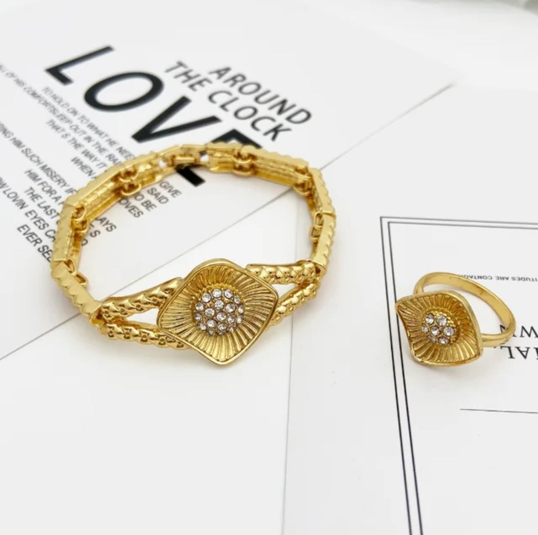 Rings, necklace, bracelet and earrings, rings, necklace, bracelet and earrings.