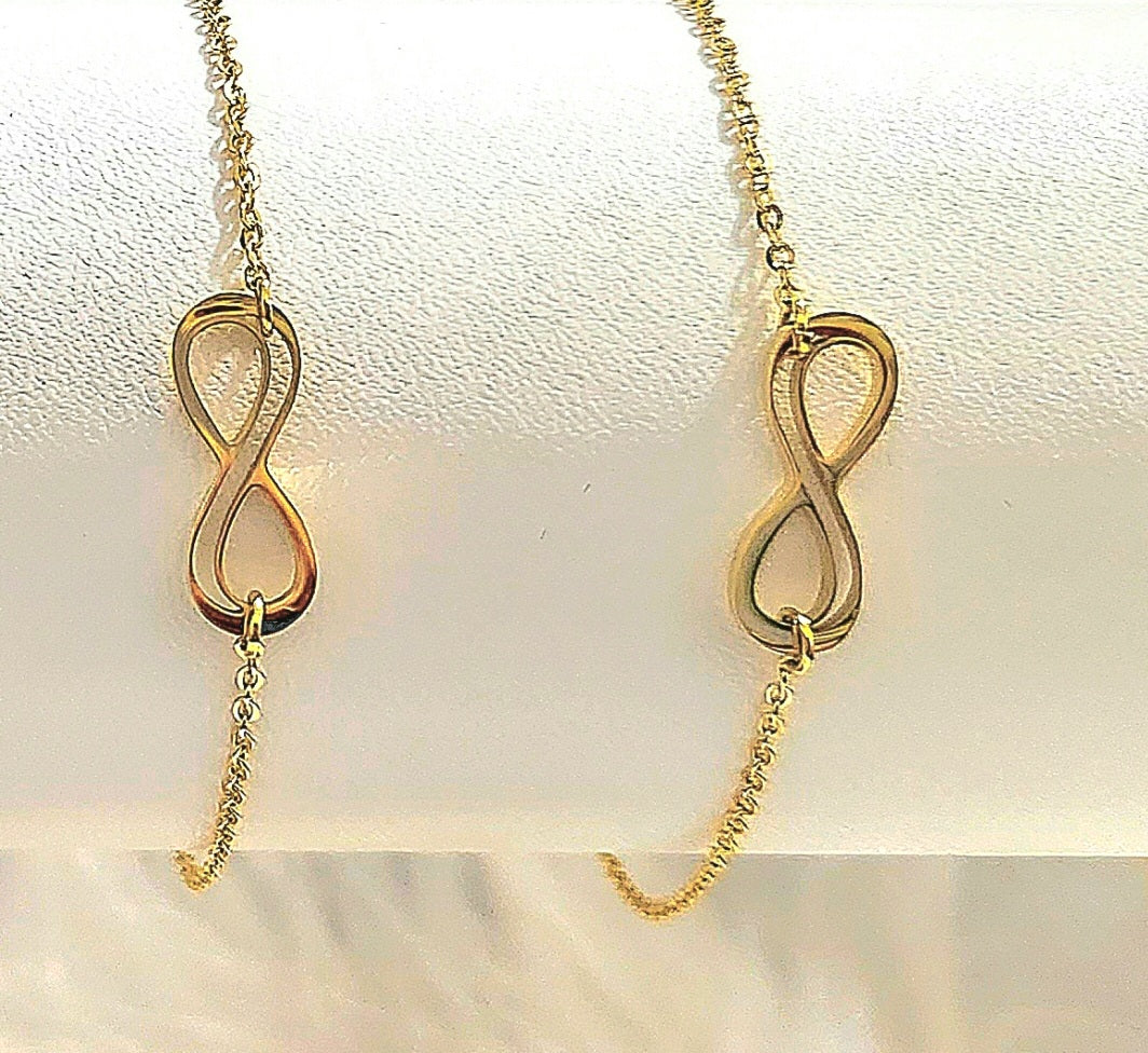 Rings, necklace, bracelet and earrings, rings, necklace, bracelet and earrings.