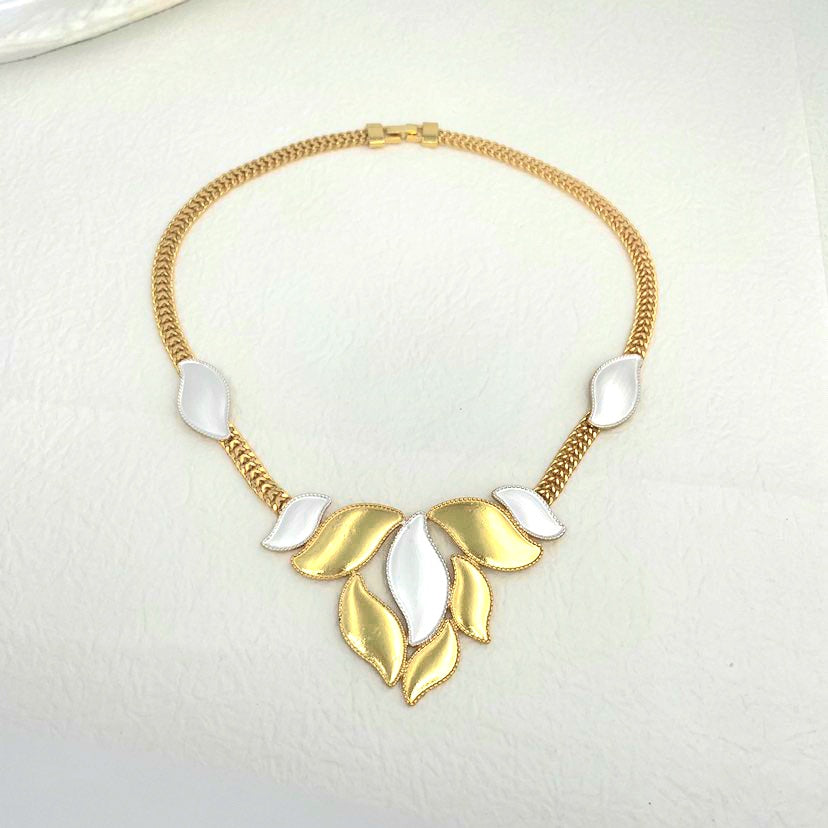Rings, necklace, bracelet and earrings, rings, necklace, bracelet and earrings.