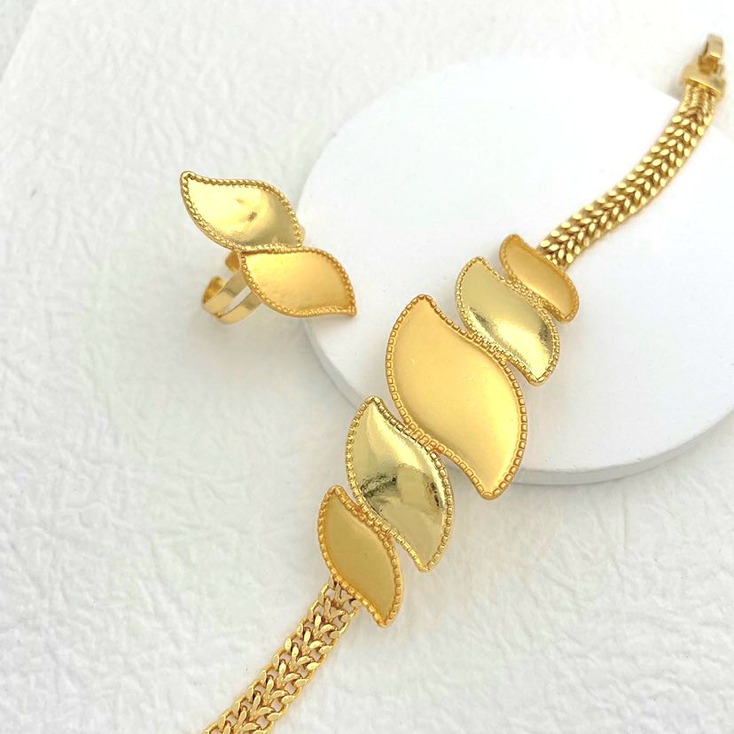 Rings, necklace, bracelet and earrings, rings, necklace, bracelet and earrings.